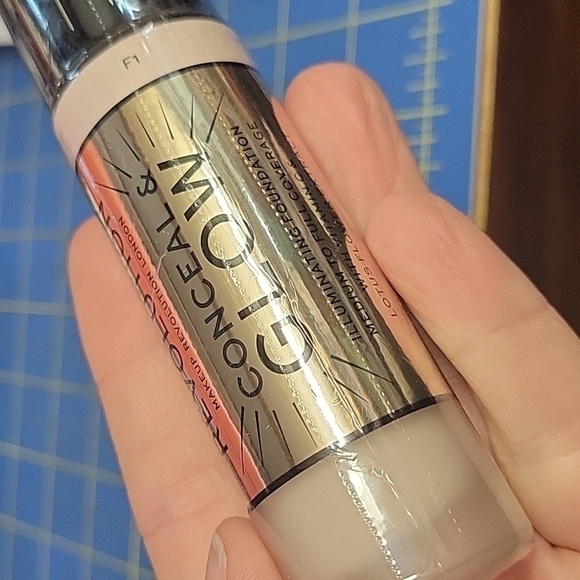 Revolution Conceal & Glow Concealer F1 New - Picture 4 of 5